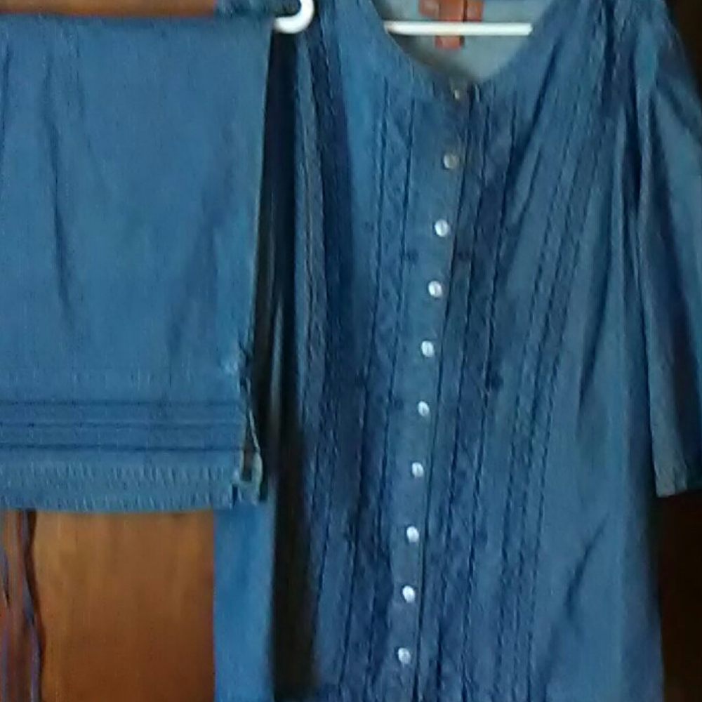 Blue jean capri outfit